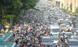 Cảnh ùn tắc kéo dài vẫn diễn ra sau khi phân làn đường Nguyễn Trãi