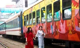 Tận thấy chuyến tàu đặc biệt chạy xuyên giao thừa Tết Ất Tỵ