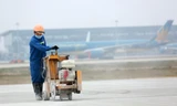 Hình ảnh công nhân hoàn thiện đường băng 1A Nội Bài vào khai thác trước Tết