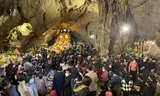 Du khách tấp nập vào động Hương Tích ngày đầu chùa Hương mở cửa