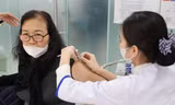 Người Hà Nội ùn ùn đi tiêm vắc xin phòng cúm
