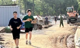 Người Hà Nội tập thể dục trong công trường xây dựng công viên