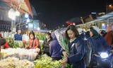 Đêm không ngủ ở chợ hoa lớn nhất Hà Nội giáp Tết