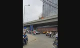 Clip xe tải cháy ngùn ngụt ở đường trên cao Hà Nội