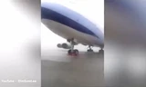 Máy bay bị nhấc bổng trong bão ở Đài Loan