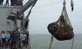 Hai túi đựng thi thể nạn nhân chuyến bay QZ8501 được cẩu lên chiếc tàu KRI Banda Aceh của Hải quân Indonesia trong ngày 3/1 - Ảnh: Reuters