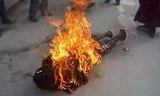 Nam thanh niên tẩm xăng tự thiêu giữa đêm