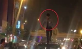 Nam thanh niên đứng trên nóc ôtô nhảy nhót. Ảnh cắt từ clip