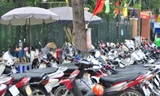 Các bãi gửi xe tự phát mọc lên thỏa sức 'chặt chém' người dân. Ảnh minh họa