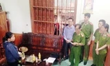 Công an huyện Đô Lương đọc lệnh bắt đối với Ngô Thị Trang tại nhà riêng.