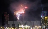 Bắn pháo hoa nghệ thuật đón chào Năm mới 2015 tại tòa nhà Bitexco. (Ảnh: An Hiếu/TTXVN)