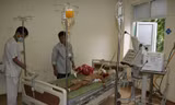 Cháu Nguyễn Ngọc Chiến đang được cấp cứu tại bệnh viện Sản – Nhi Nghệ An trong tình trạng nguy kịch.