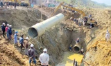 Đường ống truyền tải nước sạch từ nhà máy nước mặt sông Đà về Hà Nội liên tục vỡ