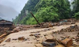 Video nhà cửa sập đổ, đường sá sạt lở do mưa lũ ở Mù Cang Chải