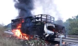 Ô tô tải bốc cháy dữ dội trên cao tốc Nội Bài - Lào Cai