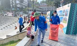 Thanh niên Sa Pa dọn rác, lập các chốt duy trì giao thông dịp lễ