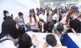 Bạn trẻ hào hứng quét QR, nhận quà tại Sóng Festival