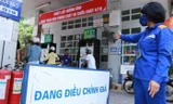 Tiếp tục lập đỉnh kỷ lục, xăng RON 95 lên sát 33.000 đồng/lít