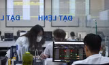 Nhà đầu tư đua lệnh mua cổ phiếu từng bị đình chỉ