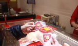 Giá vàng thế giới tăng mạnh vẫn thấp hơn trong nước 9,5 triệu đồng/lượng