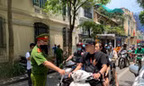 Hàng quán Hà Nội đông nghịt khách, người không đeo khẩu trang bị xử phạt