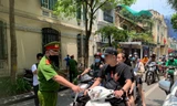 Hàng quán Hà Nội đông nghịt khách, người không đeo khẩu trang bị xử phạt