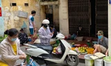 Tiểu thương lo mưu sinh, bán cố sau lệnh dẹp chợ cóc vì COVID-19