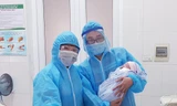 Vỡ òa niềm vui bé gái chào đời trong phòng cách ly