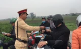 CSGT phát miễn phí khẩu trang y tế cho người tham gia giao thông