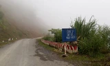 Đường vào xã Đoọc Mạy , giáp biên giới Việt - Lào, nơi sinh sống chủ yếu của người Mông