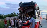 Xe chở đoàn khách đi du lịch đâm đuôi container, 15 người thương vong