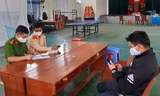 Người đàn ông "tiếp tế" rượu. Ảnh: Nhật Tuấn.