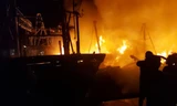Bốn tàu cá bất ngờ bốc cháy ngùn ngụt trong đêm