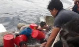 Tàu cá bị chìm, 6 thuyền viên kết thùng nhựa làm bè lênh đênh trên biển