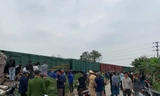 Tàu hỏa tông văng xe tải xuống ao, cán tài xế tử vong