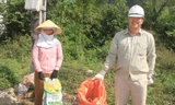 Cặp vợ chồng cặm cụi thu gom rác thải ở vùng quê