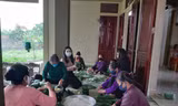 Người dân thâu đêm đỏ lửa luộc bánh chưng gửi vào khu cách ly tập trung