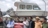 Bí thư Hà Tĩnh tiếp nhận cano cứu hộ, cứu nạn người dân vùng lũ