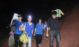 Lên dốc vượt núi tiếp tế lương thực cho lực lượng dập lửa cứu rừng