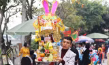Hàng ngàn du khách dâng hương cầu bình an, phúc lộc tại đền ông Hoàng Mười