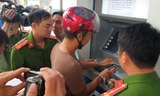 Ba người Trung Quốc dùng thẻ ATM rút tiền của hàng chục khách hàng