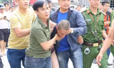 Clip: Cận cảnh kẻ ngáo đá ném con từ tầng 3 xuống