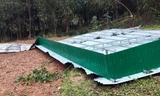 Mái nhà bị hất tung do lốc