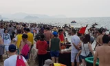 Hơn 2 vạn người trên bãi biển Cửa Lò, khách sạn 'cháy' phòng