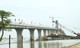 Hợp long cầu Cửa Hội bắc qua sông Lam nối 2 tỉnh Nghệ An, Hà Tĩnh