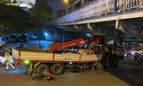 Xe cẩu mắc kẹt sau khi tông vào dầm cầu Long Biên, 2 người bị thương
