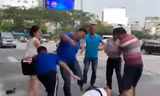 Bàn giao hai đối tượng hành hung phóng viên khi tác nghiệp