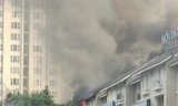 Cháy cửa hàng quần áo, khói đen bốc lên cuồn cuộn