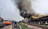 Cháy dãy nhà cấp 4 ở Gia Lâm, cột khói cao hàng chục mét 