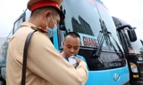 CSGT Hà Nội vào bến xe thổi nồng độ cồn, phát tờ rơi tuyên truyền trước đợt tổng kiểm soát